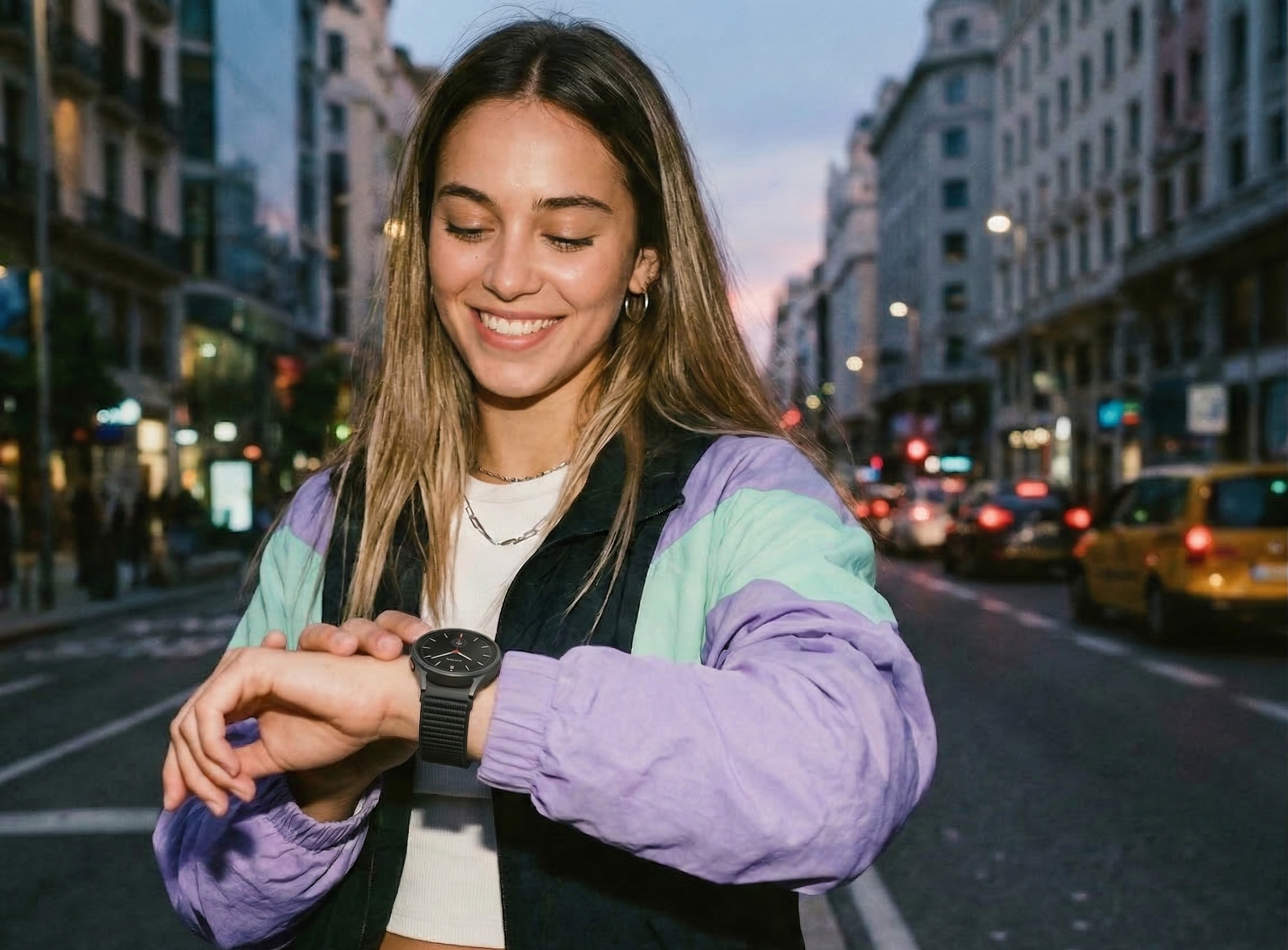 Joven con Ellie Watch en la calle